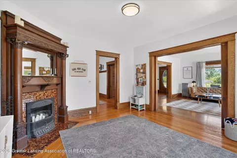 Entry Way - 424 E Jefferson St, Grand Ledge, MI 48837 photo 5 of 7