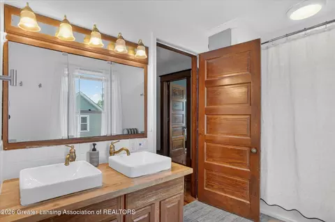 Bath - 424 E Jefferson St, Grand Ledge, MI 48837 photo 5 of 6