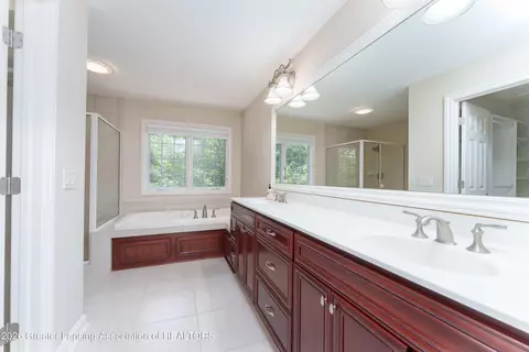 Bath - 2004 Timberview Dr, Okemos, MI 48864 photo 3 of 4