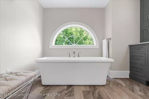 Bath - 808 E Geneva Dr, Dewitt, MI 48820 photo 5 of 7