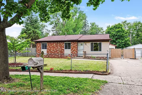 3735 Fox Pointe S, Lansing, MI 48911
