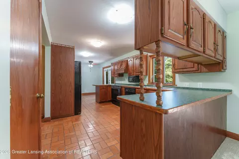 Kitchen - 4580 N Smith Rd, Dimondale, MI 48821 photo 2 of 2