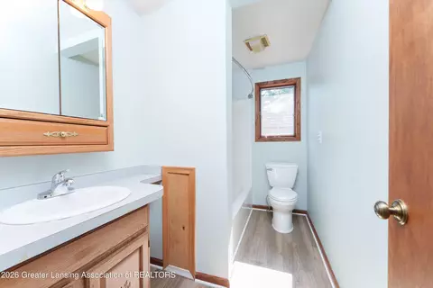 Bath - 4580 N Smith Rd, Dimondale, MI 48821 photo 2 of 2