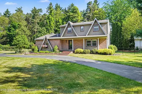 5684 Forest Green Dr, Perry, MI 48872
