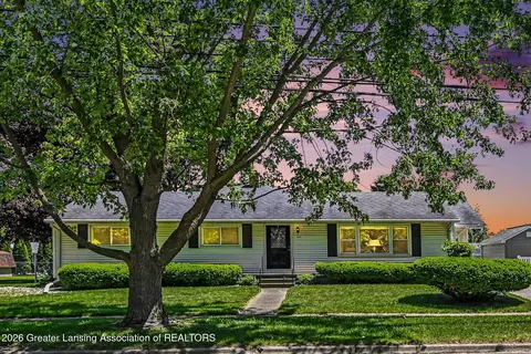 705 S Swegles St, Saint Johns, MI 48879