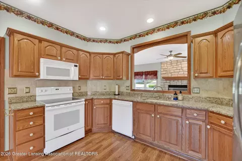 Kitchen - 13539 S Wright Rd, Eagle, MI 48822 photo 2 of 4