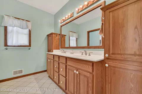 Bath - 13539 S Wright Rd, Eagle, MI 48822 photo 1 of 5