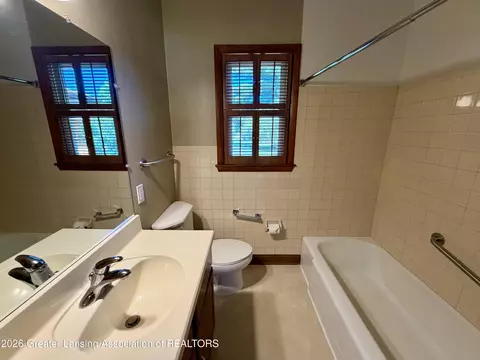Bath - 15418 Chetwyn Dr, Lansing, MI 48906 photo 2 of 2
