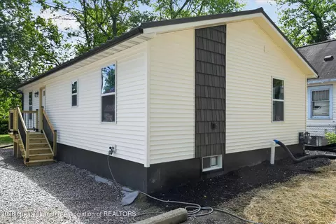 526 N Deerfield Ave, Lansing, MI 48917
