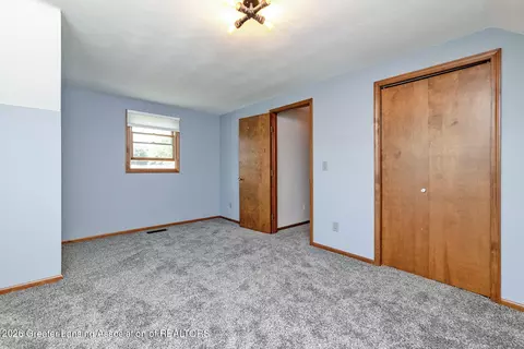 Bedroom - 2658 E Gresham Hwy, Charlotte, MI 48813 photo 3 of 4