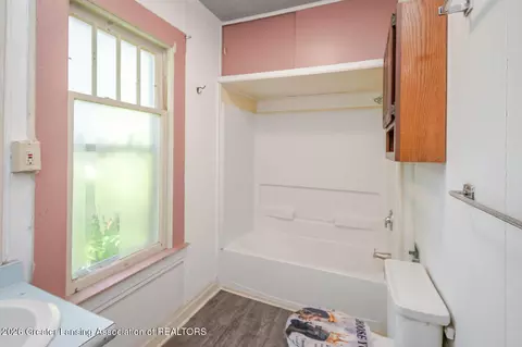 Bath - 1433 Bailey St, Lansing, MI 48910 photo 2 of 5