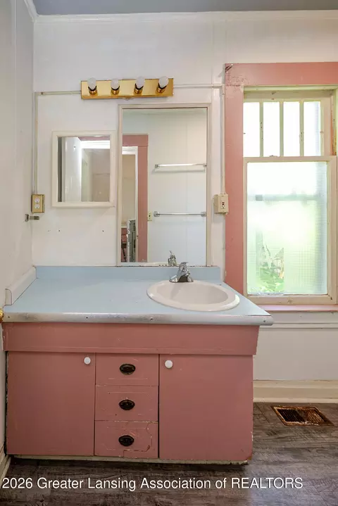 Bath - 1433 Bailey St, Lansing, MI 48910 photo 1 of 5