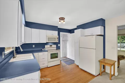 Kitchen - 421 White Oak Dr, Perry, MI 48872 photo 2 of 3