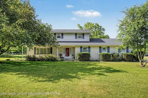 5812 Peachtree Dr, Grand Ledge, MI 48837