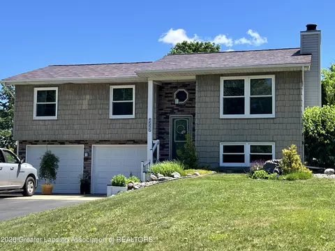 6555 Crestview Dr, Laingsburg, MI 48848