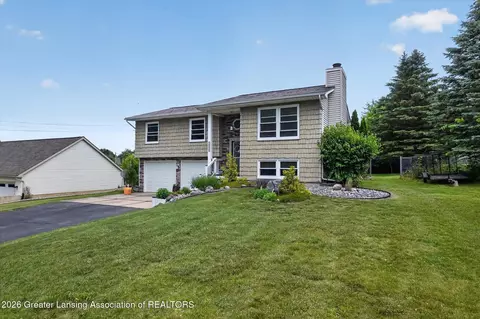 6555 Crestview Dr, Laingsburg, MI 48848