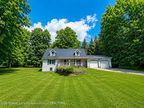 10435 Oakridge Dr, Perrinton, MI 48871
