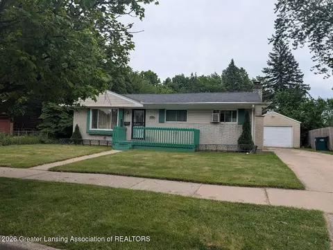 3621 Lochmoor Dr, Lansing, MI 48911
