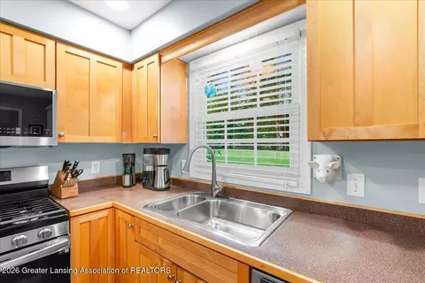 Kitchen - 3294 Hidden Ridge Dr, Dewitt, MI 48820 photo 3 of 4