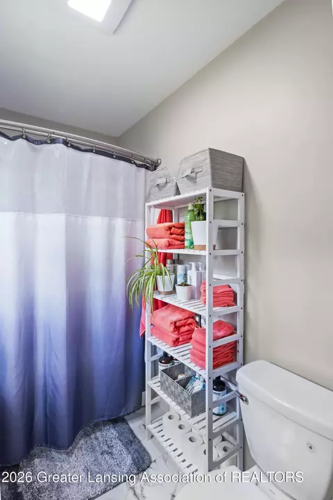 Bath - 824 Amesbury Dr, Dewitt, MI 48820 photo 4 of 5