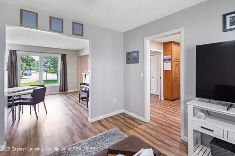 Entry Way - 824 Amesbury Dr, Dewitt, MI 48820 photo 3 of 5