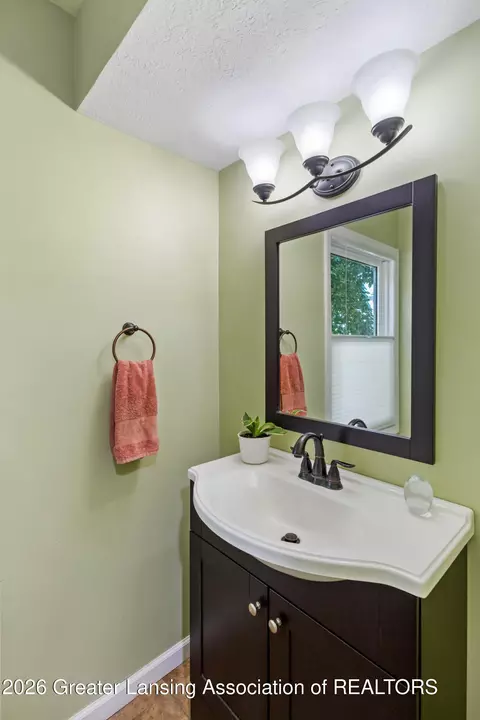 Bath - 824 Amesbury Dr, Dewitt, MI 48820 photo 2 of 5