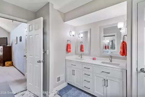 Bath - 824 Amesbury Dr, Dewitt, MI 48820 photo 3 of 5