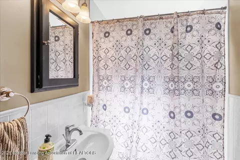 Bath - 2017 Devonshire Ave, Lansing, MI 48910 photo 2 of 2
