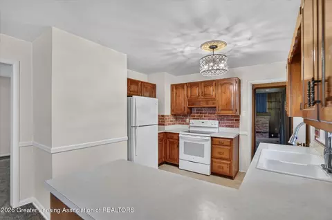 Kitchen - 12419 E Greenfield Rd, Lansing, MI 48917 photo 5 of 6