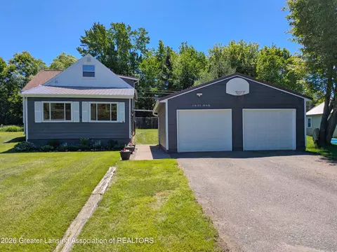 1831 Oak St, Sault Sainte Marie, MI 49783