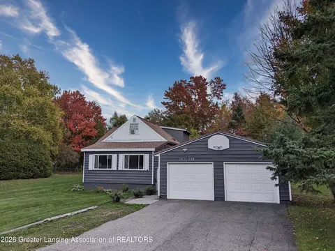 1831 Oak St, Sault Sainte Marie, MI 49783