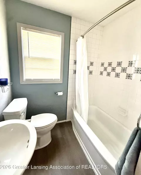 Bath - 2400 Devonshire Ave, Lansing, MI 48910 photo 1 of 2