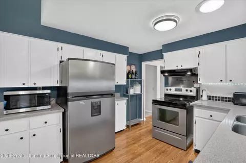 Kitchen - 928 Robins Rd, Lansing, MI 48917 photo 3 of 4