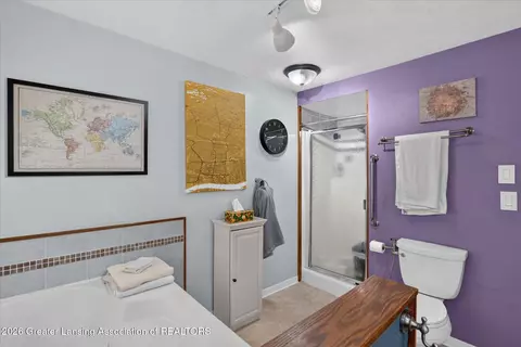 Bath - 928 Robins Rd, Lansing, MI 48917 photo 3 of 4