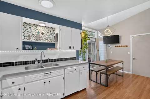 Kitchen - 928 Robins Rd, Lansing, MI 48917 photo 2 of 4