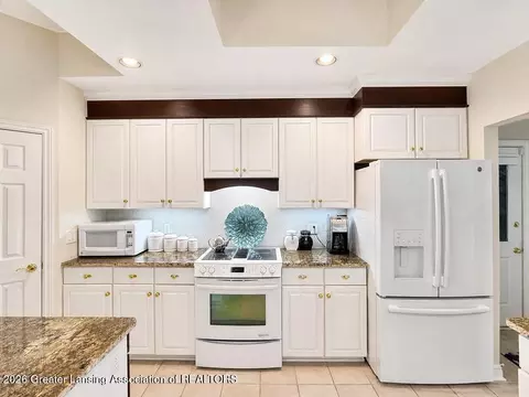 Kitchen - 404 W Spring Meadows Ln, Dewitt, MI 48820 photo 4 of 6