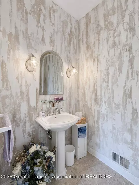 Bath - 404 W Spring Meadows Ln, Dewitt, MI 48820 photo 1 of 4