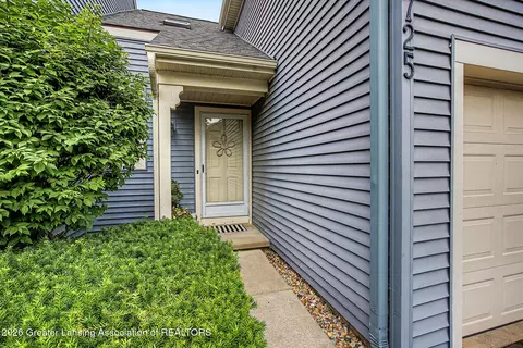 1725 Whitegate Ln, East Lansing, MI 48823