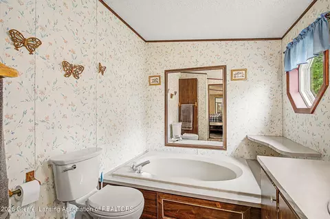 Bath - 6440 Benn Rd, Jackson, MI 49201 photo 2 of 4