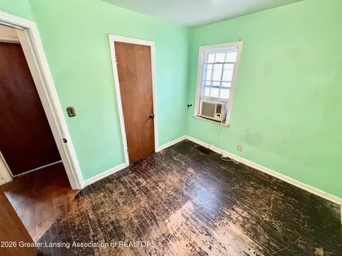 Bedroom - 913 Everett Dr, Lansing, MI 48915 photo 3 of 4