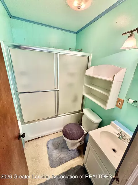 Bath - 913 Everett Dr, Lansing, MI 48915 photo 3 of 3