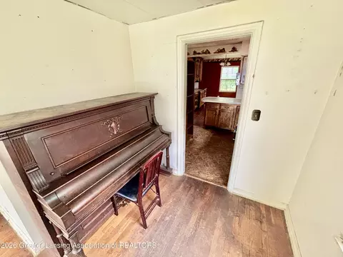 Entry Way - 913 Everett Dr, Lansing, MI 48915 photo 5 of 6