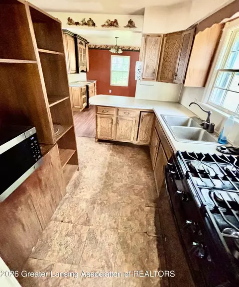 Kitchen - 913 Everett Dr, Lansing, MI 48915 photo 1 of 2