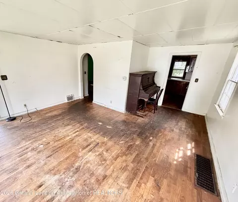 Living - 913 Everett Dr, Lansing, MI 48915 photo 1 of 2