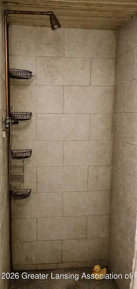 Bath - 913 Everett Dr, Lansing, MI 48915 photo 2 of 3