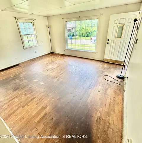 Living - 913 Everett Dr, Lansing, MI 48915 photo 2 of 2