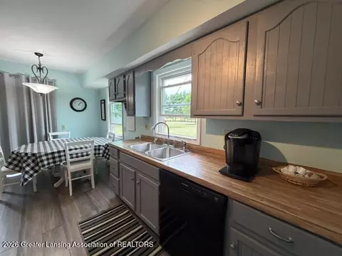 Kitchen - 9230 W Howe Rd, Eagle, MI 48822 photo 3 of 7