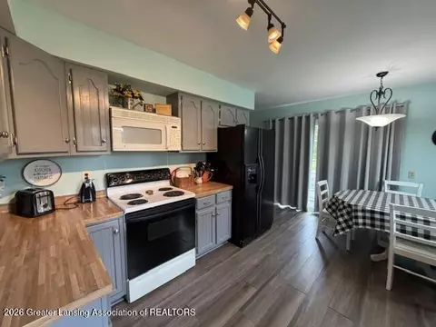 Kitchen - 9230 W Howe Rd, Eagle, MI 48822 photo 2 of 7