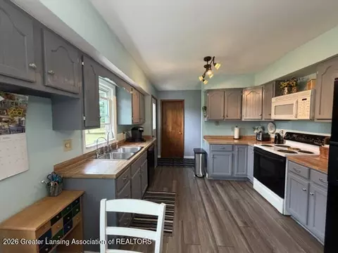 Kitchen - 9230 W Howe Rd, Eagle, MI 48822 photo 4 of 7