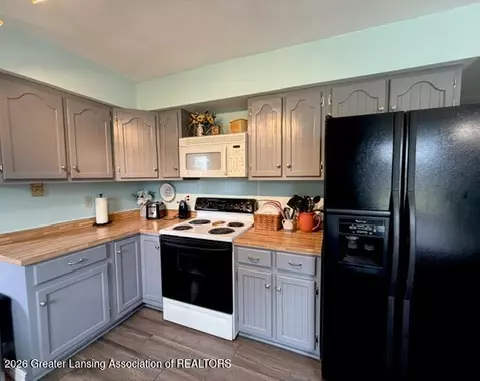 Kitchen - 9230 W Howe Rd, Eagle, MI 48822 photo 6 of 7